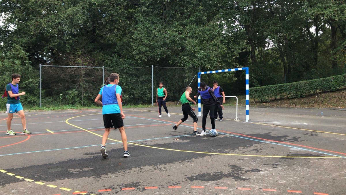 d_arcet's tweet photo. #journée du sport scolaire#lycée Jean d’Arcet mobilisé #élèves et professeurs engagés 💪👏👏#merci pour ces valeurs de partage , de determination et de persévérance https://t.co/7VhilvbNaJ