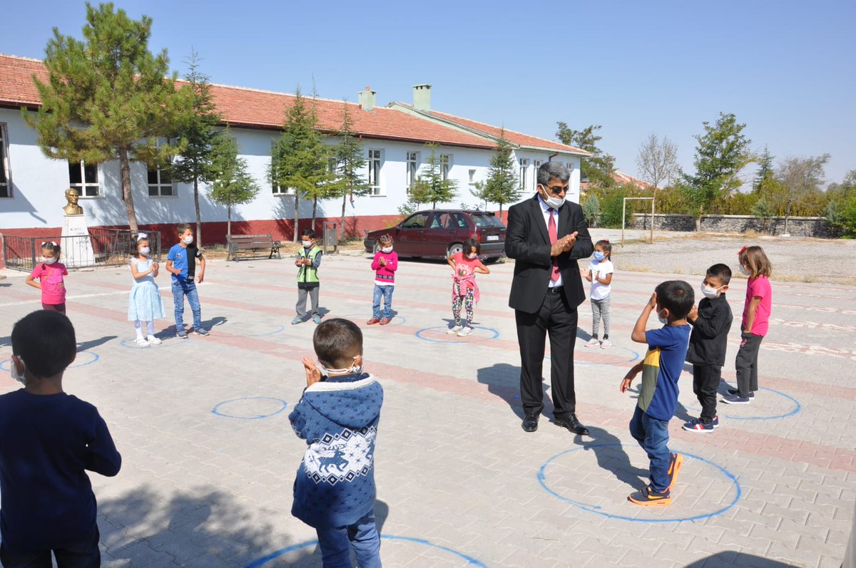 OKUL ZİYARETLERİMİZ
İlçe Milli Eğitim Müdürümüz Sayın Sultan Ahmet Kaymak Şube Müdürlerimiz Samet Karataş ve Ahmet Özdemir Mehmet Akif Ersoy İlkokulunu ziyaret ettiler.Okula yeni başlayan öğrencilerimiz ile beraber bahçede oyun oynadılar.