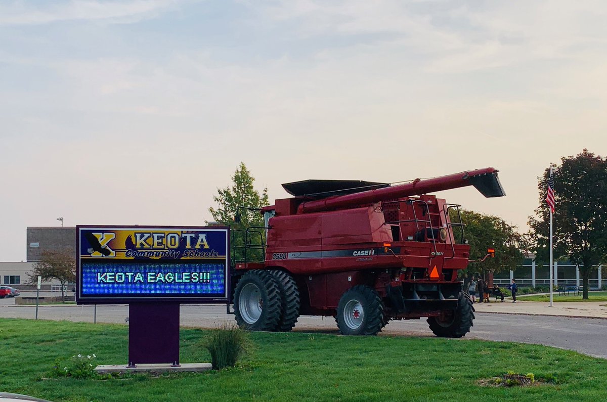 KeotaEagles's tweet photo. Keota Elementary kids will get to learn a little bout agriculture today! Thanks to Brian Wright for bringing it in! Mr. Jamison took this awesome pic! #keotaeagles https://t.co/NG5N7wUExC
