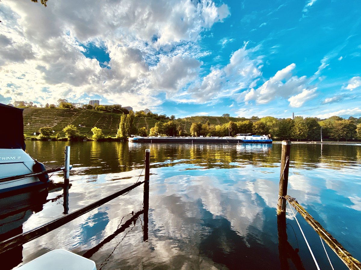 enjoy_stuttgart's tweet photo. Am letzten Wochenende haben wir nochmal das schöne Wetter genutzt und waren am Max-Eyth-See und auf dem Neckar unterwegs. Einfach herrlich, oder? Wasser💦, Weinberge 🍇 und Sonnenschein☀️🤩
#enjoystuttgart #dasiststuttgart #stuttgartviews https://t.co/LegKkvlgpw