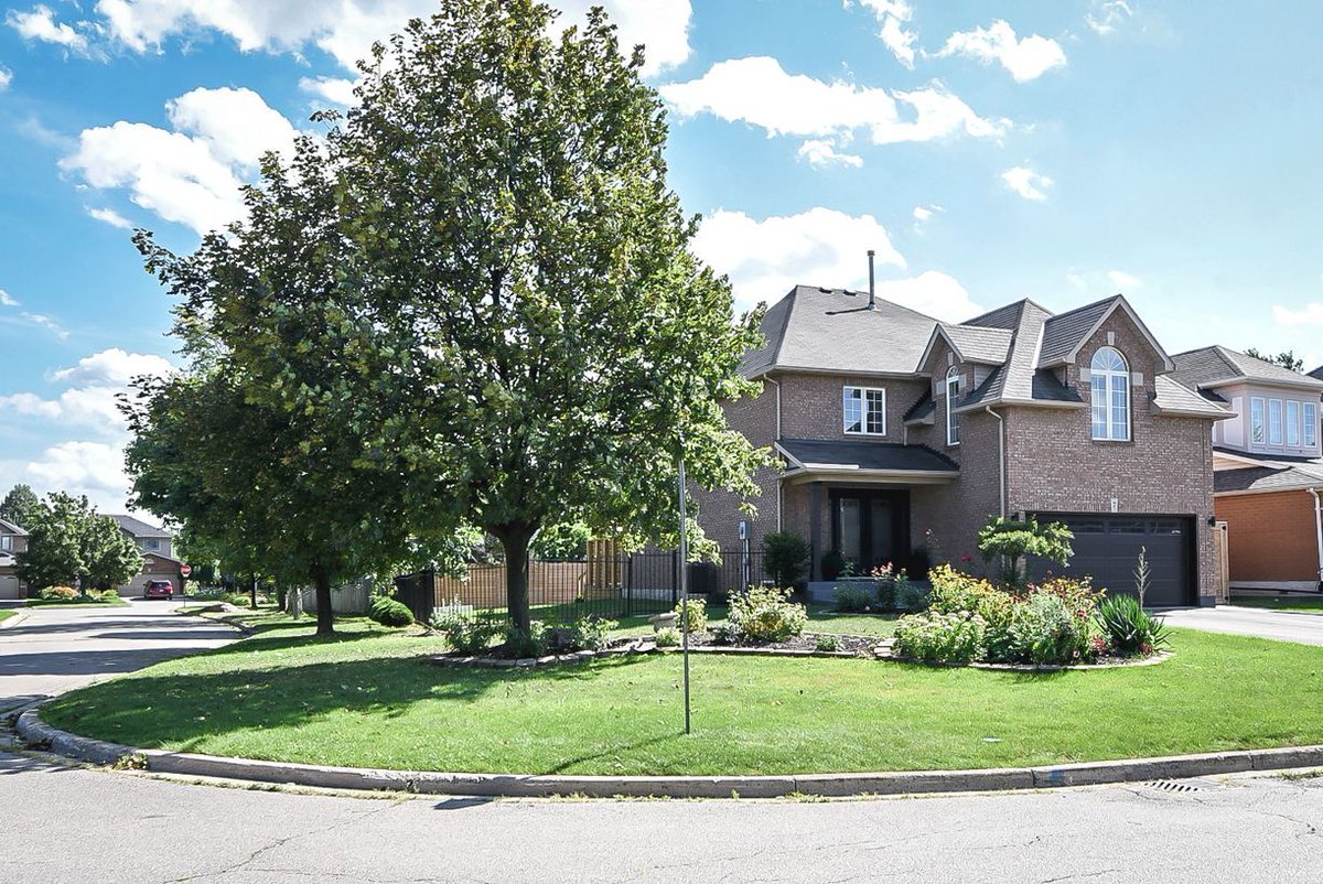 HLoveHamilton's tweet photo. #WednesdaysatHomeLove❤️ #SuccessfullySold - Stunning Sable Drive, Ancaster 🏡 Interested in buying or selling? Contact HomeLoveHamilton(dot)com today. 📲 905-648-3000. ☎️ HomeLoveHamilton@gmail.com💻 https://t.co/SvRTifom1m https://t.co/a6ebTcEL4w