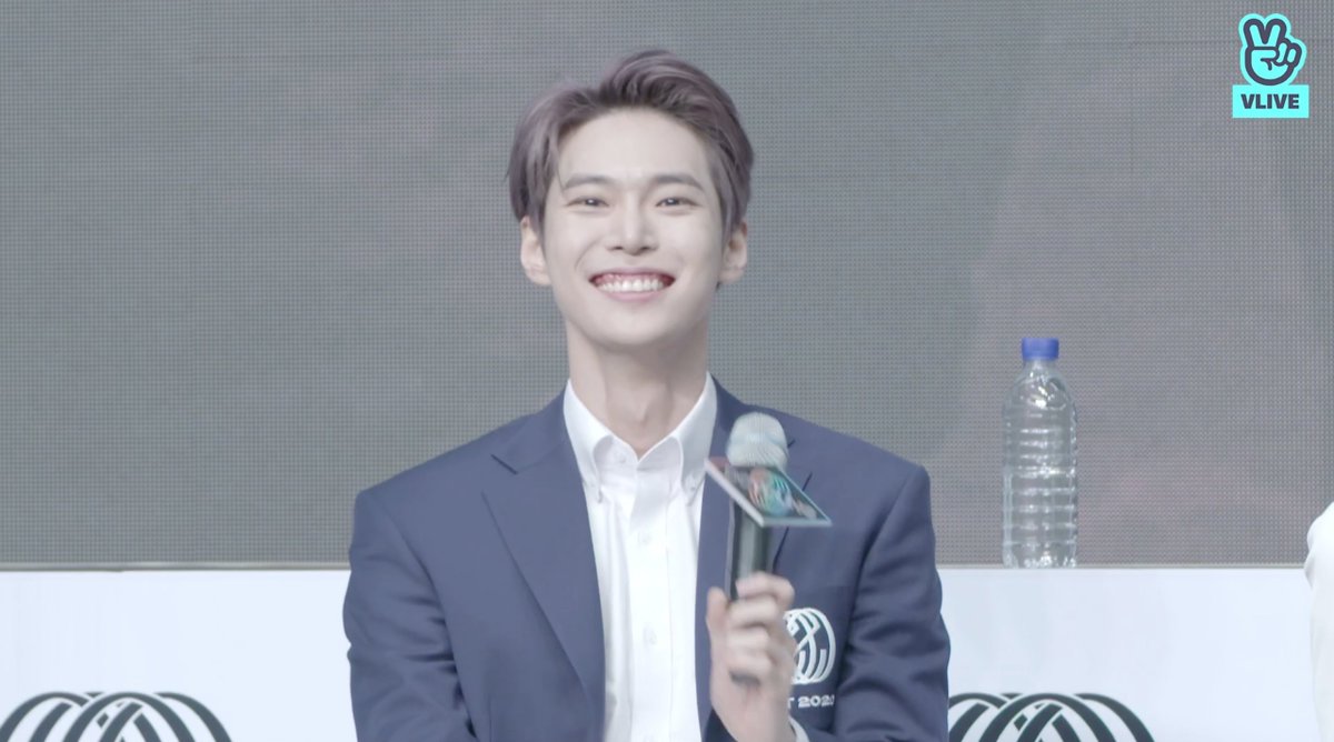 LOOK AT DOYOUNG'S GUMMY SMILE I AM SHATTERED 
