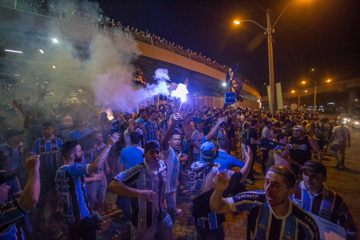 Gremio's tweet photo. Bom #DiaDeGrêmio! Todos dormiram bem?

Saudades de um foguetório antes dos jogos, do entorno da nossa casa colorido de azul, preto e branco e do estádio pulsando com o teu alento!

Para que a festa volte logo, torça sem aglomerações e continue seguindo todas as recomendações. 🇪🇪 https://t.co/xGVzKjvcRO