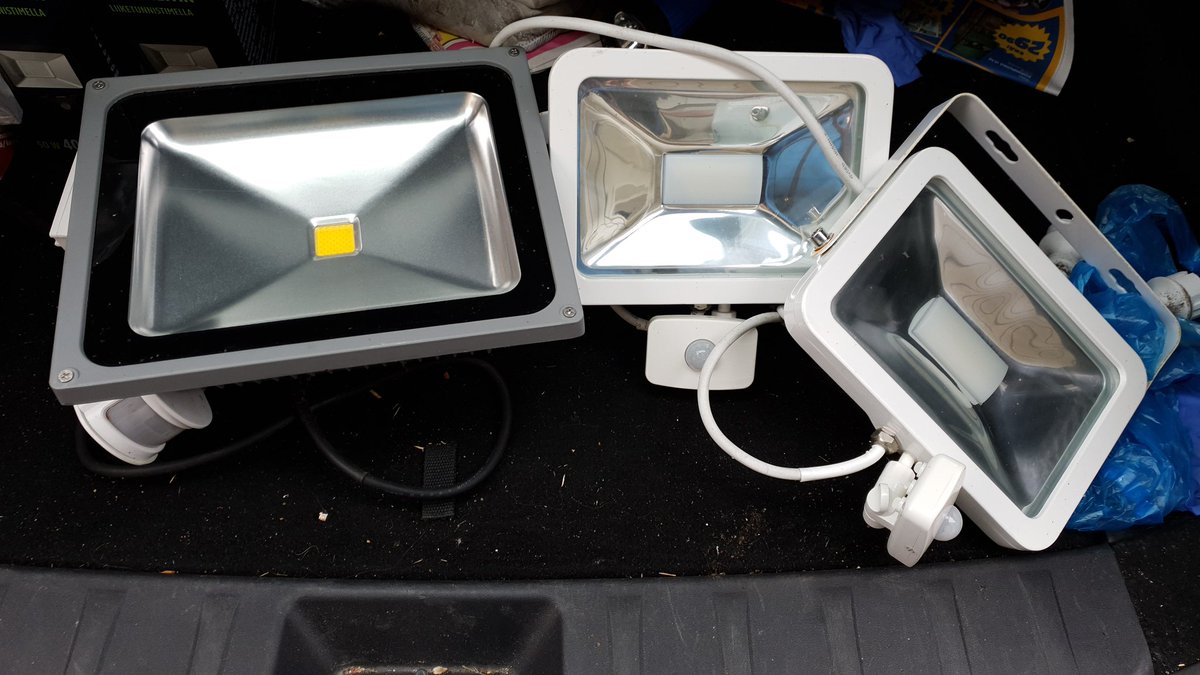 Näille ulkoledeillekin luvataan 20000h käyttöikää mutta parissa talvessa näyttävät menevän rikki. Joku valo saattaa kestääkin, mutta useammat eivät. #kestäväkehitys #elämäämaaseudulla #syksy #syksytulee #talvitulee #lampunvaihtoviikot #Samontein #aattelepaiteomallekohalle