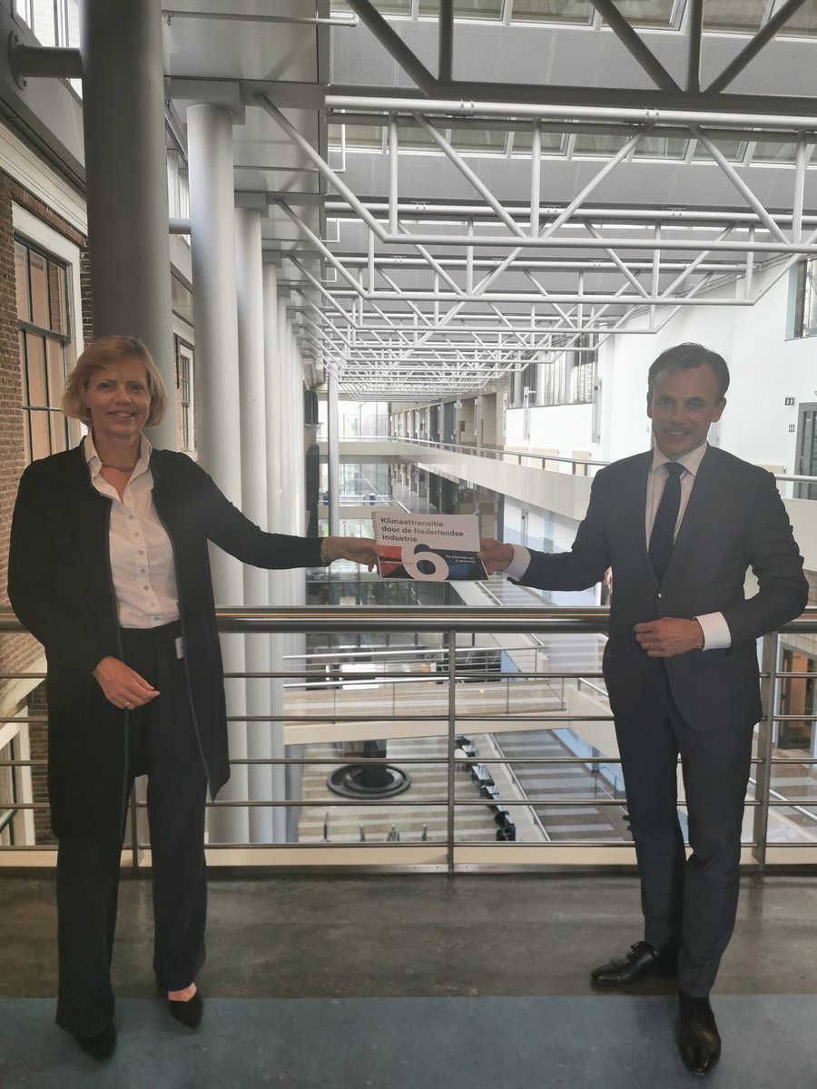 Hoe brouw je bier, pers je papier en bak je bakstenen op een duurzame manier? Zojuist namens het zesde cluster onze plannen aangeboden aan Tweede Kamerlid Mark Harbers. Met ons pleidooi voor een stimulerend klimaatbeleid! #CO2 #markharbers #zesdecluster #Fnli #ministerieEZK