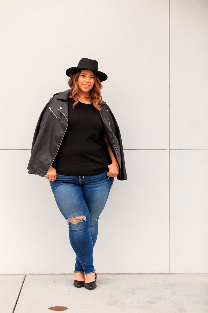 EstrellaFReport's tweet photo. Feeling like a Rock Star 🎸⭐️ in my @lanebryant Vintage Jeans. I am taking over their Insta-stories today to show you how I styled one pair of jeans three different ways. Check it out!! 😉😘👖#howdoyoublue #lanebryant #lanestyle #jeans #denim #falllook #rockstarstatus #sponsored https://t.co/b6fKTqdjTk
