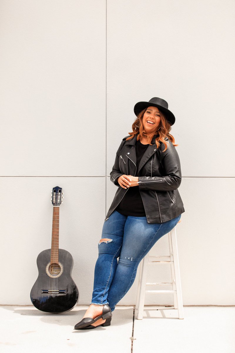 EstrellaFReport's tweet photo. Feeling like a Rock Star 🎸⭐️ in my @lanebryant Vintage Jeans. I am taking over their Insta-stories today to show you how I styled one pair of jeans three different ways. Check it out!! 😉😘👖#howdoyoublue #lanebryant #lanestyle #jeans #denim #falllook #rockstarstatus #sponsored https://t.co/b6fKTqdjTk