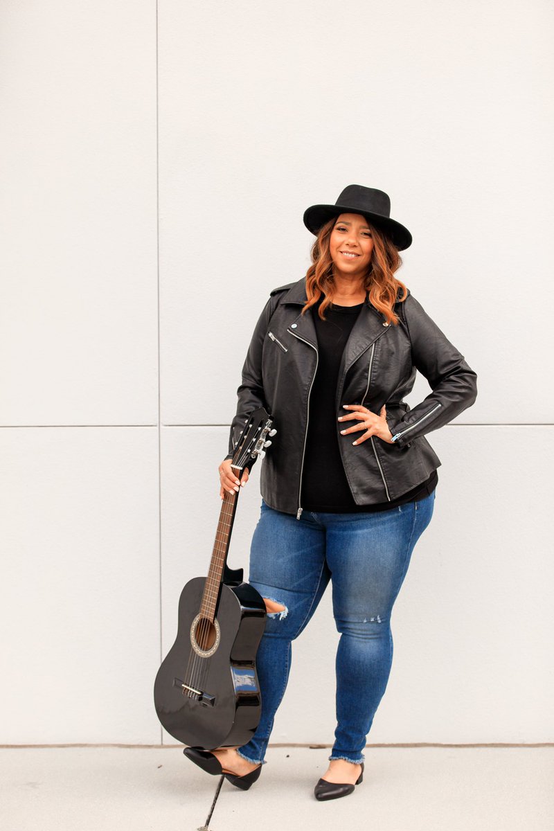 EstrellaFReport's tweet photo. Feeling like a Rock Star 🎸⭐️ in my @lanebryant Vintage Jeans. I am taking over their Insta-stories today to show you how I styled one pair of jeans three different ways. Check it out!! 😉😘👖#howdoyoublue #lanebryant #lanestyle #jeans #denim #falllook #rockstarstatus #sponsored https://t.co/b6fKTqdjTk