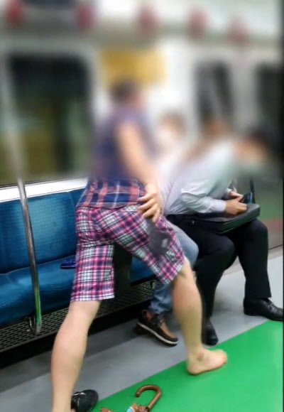 “지하철 좌석에 맨발로 다리를 뻗고 있습니다”[이슈픽] (출처 : 서울신문 | 네이버 뉴스) naver.me/G7SfNaDZ 
이런 개돼지들도 재앙지원금 꽁으로 받겠지 나라 꼴 잘 돌아간다
