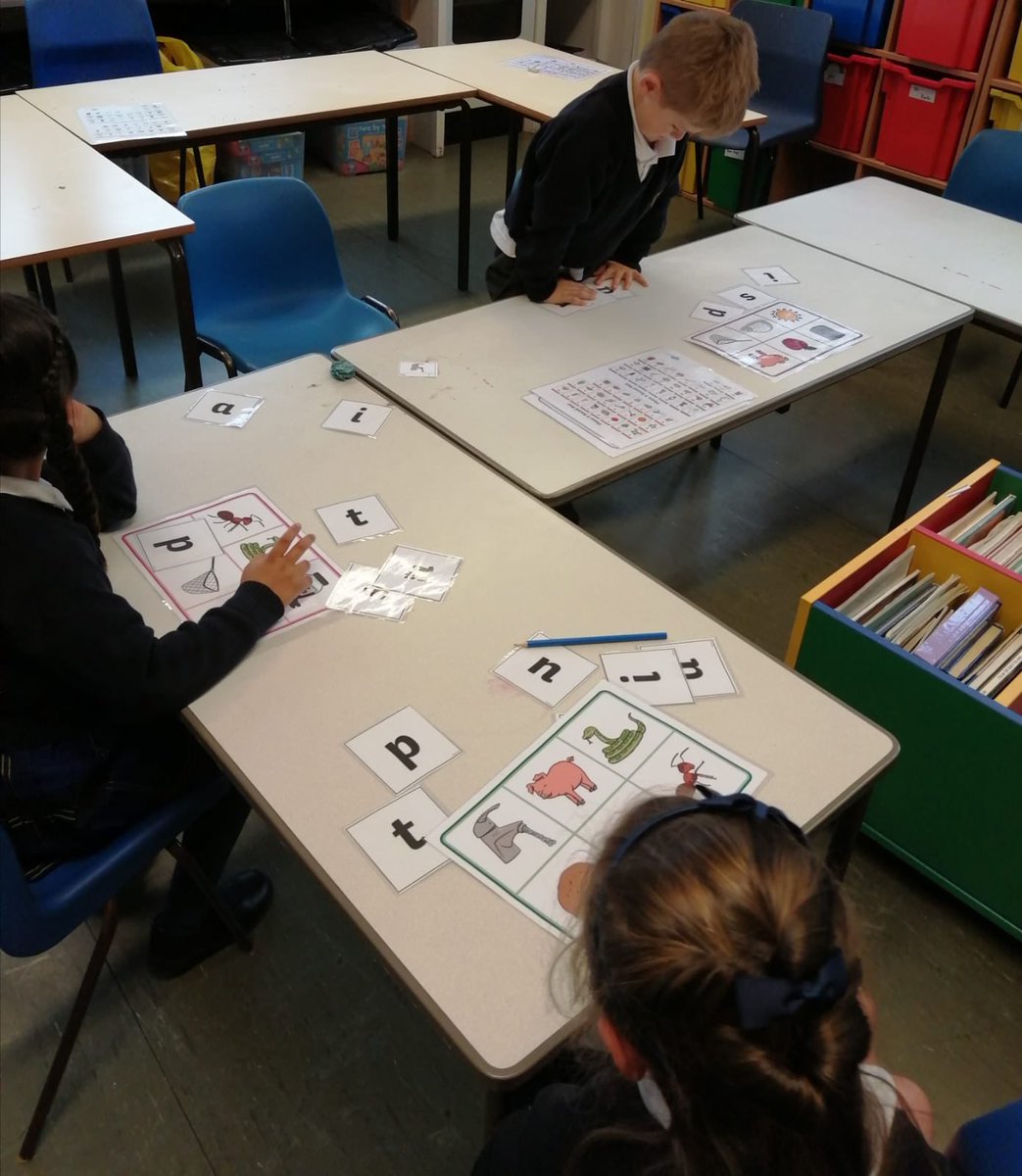 BedstoneCollege's tweet photo. To help improve the children’s phonological awareness the Junior School staff have introduced a weekly phonics blast session. This caters for the youngest children learning their letters to our eldest ones focusing on mastery level spellings and grammar #phonics https://t.co/9FQtEs1gzV