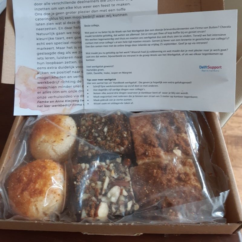 Verrassing voor onze collega’s in de #WeekvanhetWerkgeluk. Werkgeluk zit deels in fijn contact met collega’s. Dat missen we soms, nu we veel thuiswerken. Werkgeluk hangt ook samen met waardering en dat uiten we met deze brownies. Voor een beetje geluk op de werkvloer thuis!