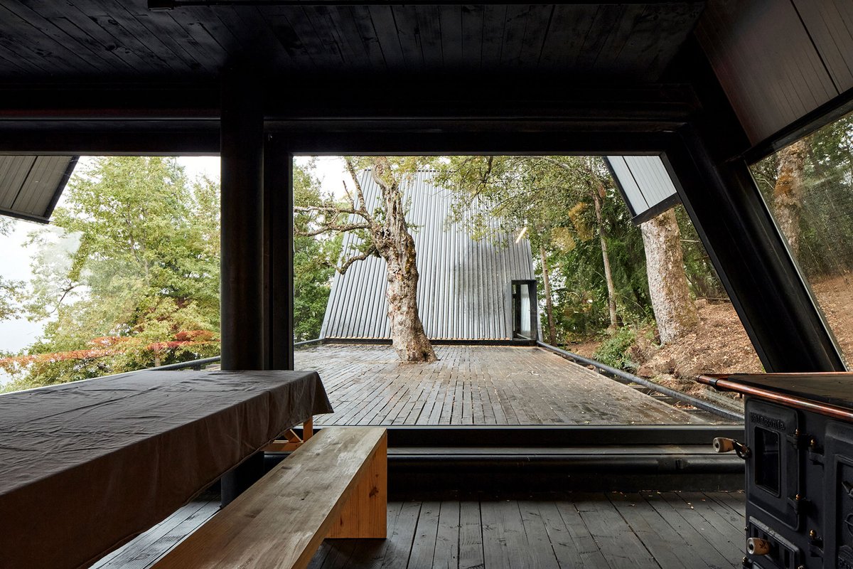 #ComoEnCasaEnNingunSitio _ Prism House diseñada por Smiljan Radic .  "La casa es esencialmente una sección de un cubo." #Arquitectura #Architecture #RetoKommerling