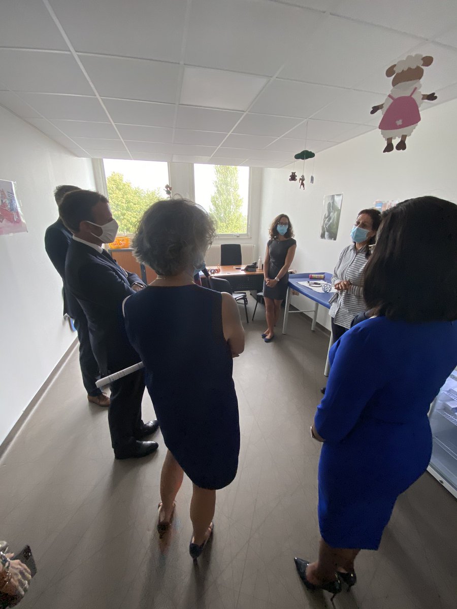 Rencontre à la PMI de #longjumeau avec l’équipe médicale. Présentation du protocole d’arrivée de l’enfant. <a href="/EmmanuelMacron/">Emmanuel Macron</a> <a href="/AdrienTaquet/">Adrien Taquet</a> <a href="/1ElisaMoreno/">Élisabeth Moreno</a>