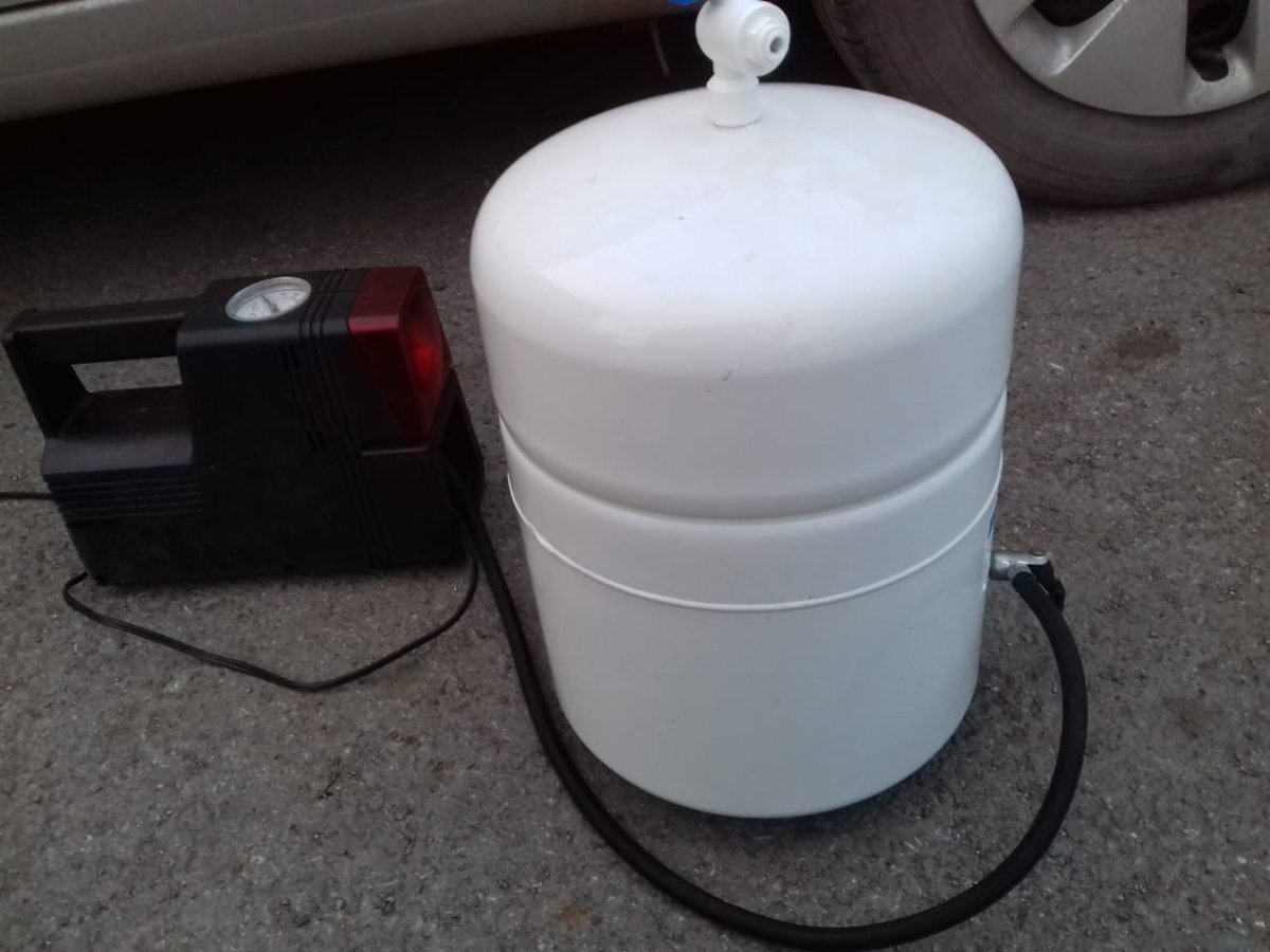 Колеса накачивал, надувные лодки, матрасы, шарики надувал. Пришла очередь металлических бачков. Поймал пару косых взглядов соседей, надеюсь это отвадит их вставать на моё место. Кто знает, что там в голове этих людей, надувающих баки 🤯