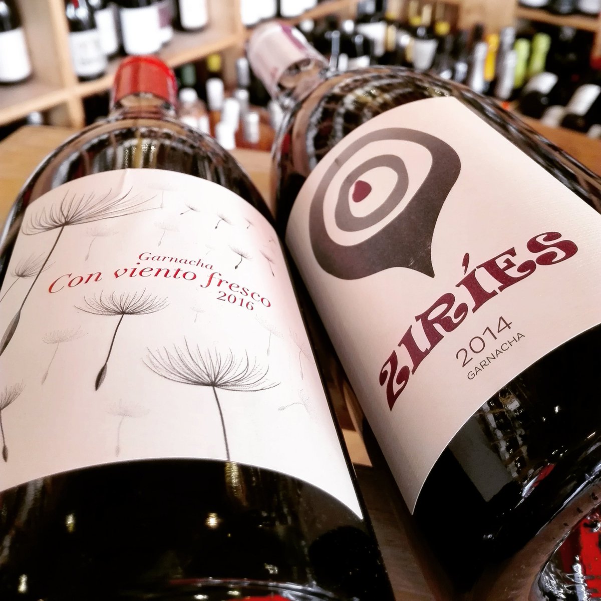 Vinotecatierra's tweet photo. #Otoño, tiempo de hojas secas, viento fresco, vendimia y por supuesto que de #vino, como CON VIENTO FRESCO y #ZIRIES. Hacen un guiño a la tradición y proceden del saber de viejas viñas de #garnacha. El primero apaga la sed y el segundo ideal para comer, compartir y disfrutar. https://t.co/Q3K5nO1bnP