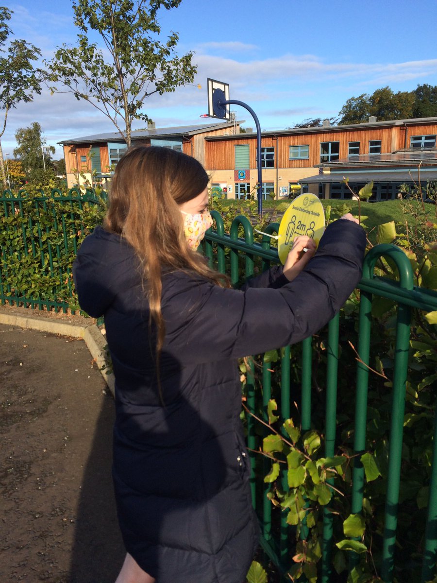 LethamMains's tweet photo. Thank you to my helpers who are gently reminding our parents about keeping a safe distance at drop off and pick up times. With such friendly parents it’s easy to become relaxed and so our volunteers will encourage all to maintain social distancing. #happyhealthylearning https://t.co/Fn88QISb3H