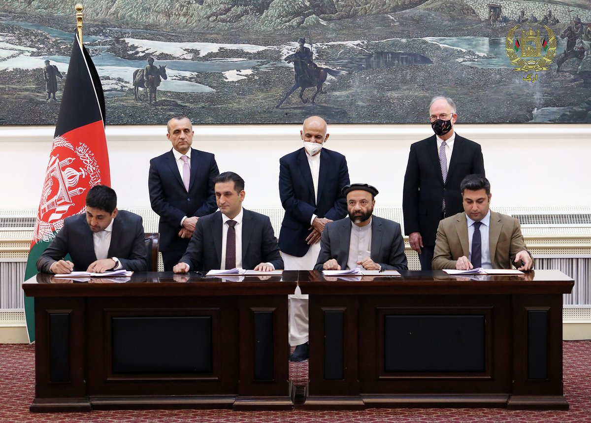 ARG_AFG's tweet photo. درحضورداشت رئیس جمهور غنی، بعد ازظهر امروز قرارداد چهار پروژۀ مشارکت عامه و خصوصی جهت تولید انرژی ازمنابع بادی و آفتابی، میان داوود نورزی رئیس دافغانستان برشنا شرکت وشرکت های زولرستان، ساختمانی ۷۷ و ساختمانی کواترو به کمک مالی ادارۀ انکشاف ایالات متحدۀ امریکا(USAID) به امضا رسید. https://t.co/Xu6v7agyVO