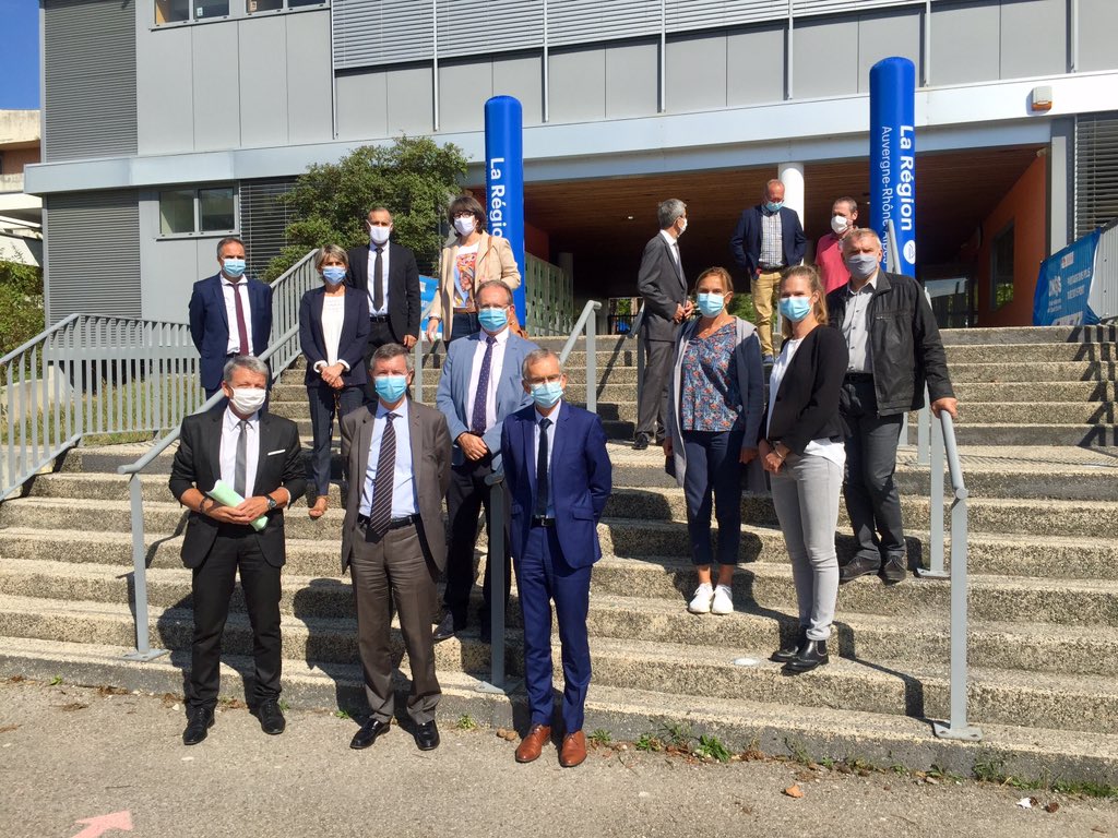 Dsden69's tweet photo. #Journéedusportscolaire. Collège Maria Casarès à Rilleux la Pape. Personnels de direction, professeurs, sportifs de haut niveau, inspecteurs, UNSS, élus et partenaires pour donner de l’ambition et du bien-être à nos jeunes. Merci à toutes les équipes du Rhône qui se mobilisent https://t.co/3k2IrVXWdn