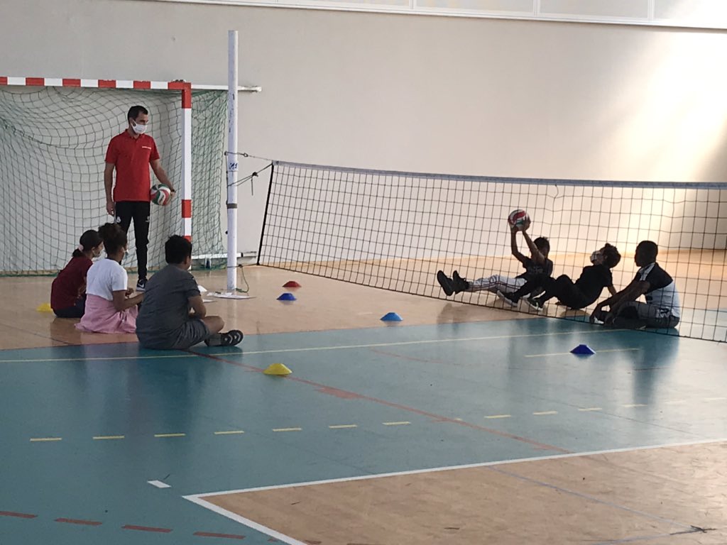 Dsden69's tweet photo. #Journéedusportscolaire. Collège Maria Casarès à Rilleux la Pape. Personnels de direction, professeurs, sportifs de haut niveau, inspecteurs, UNSS, élus et partenaires pour donner de l’ambition et du bien-être à nos jeunes. Merci à toutes les équipes du Rhône qui se mobilisent https://t.co/3k2IrVXWdn