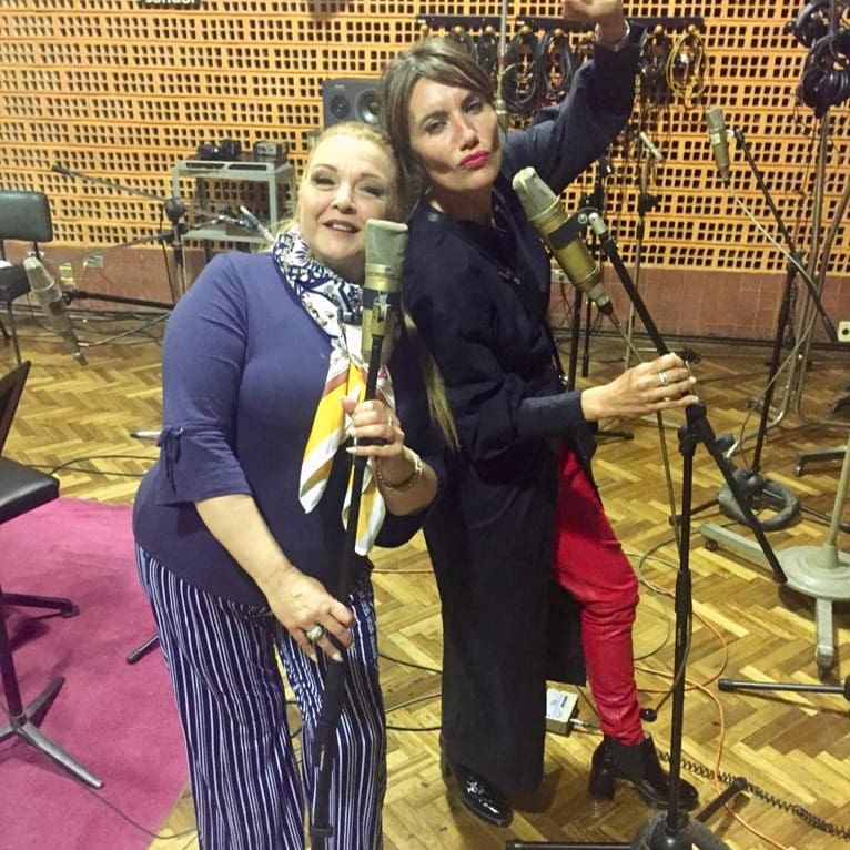 MariaGomensoro's tweet photo. Marhiel que placer poder entrevistarte y encima cerrar con vos haciendo que cantamos juntas en el mítico estudio Sondor.
Registrar esta charla para #Poderosas fue mágico. Hoy a las 20 y 30 en @TNUtvpublica la Voz Femenina por excelencia de la Música Tropical Uruguaya. #colecole https://t.co/LE20ca8nje