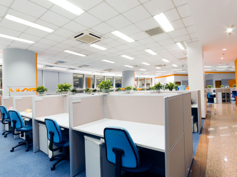 batiweb's tweet photo. L'@ademe et le @SyndEclairage publient un nouveau guide sur la #rénovation de l'#éclairage dans les bâtiments tertiaires, avec les dernières informations concernant les LED, les détecteurs de présence, l'ACV des produits et le #recyclage : https://t.co/A7Ihb1Buq2 https://t.co/lxuktvKJi6