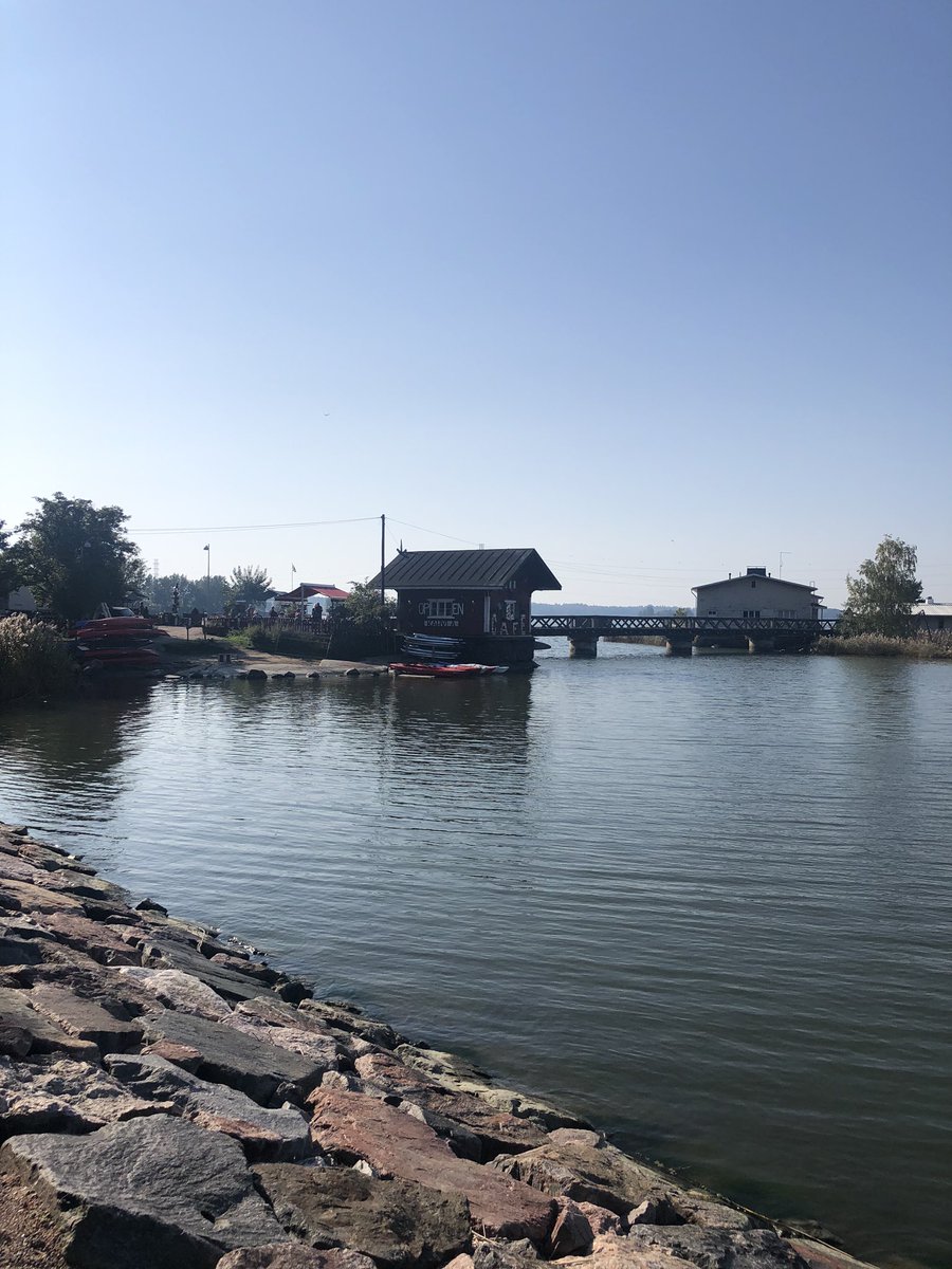 kisuherbert's tweet image. Koen olleeni täysin saamaton ja BOOM💡Kollega sanoo, että voidaan jutella keskeneräisestä aiheesta, mutta puhelimitse, koska hän kaipaa happea. Päädytään koko tiimi ulos tahoillamme. Palaverin jälkeen saan enemmän aikaan kuin hetkeen. #nonews #kävelypalaverit #newnormal #loveit