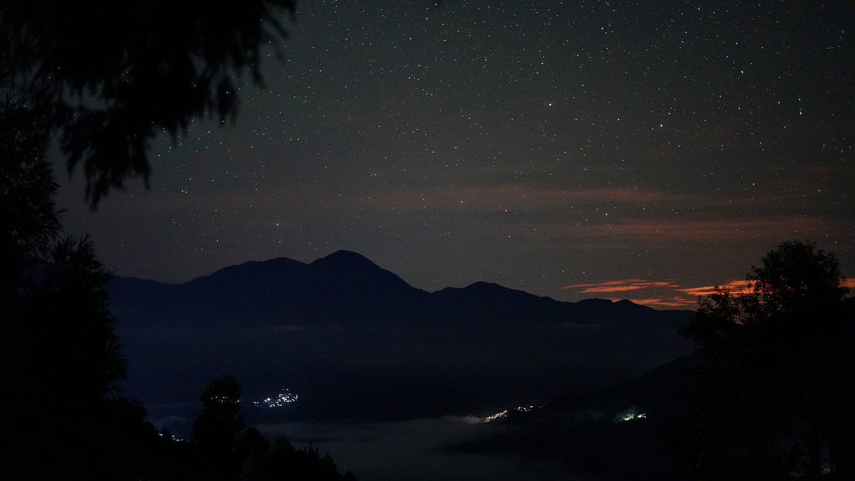 DhawanIfs's tweet photo. Shooting valley in night surprised me. Sky full of stars and river covered with clouds.. the light in far right is from a major city #pasighat @JambeyDondu @AbhinavKumar623 #ArunachalPradesh @incredibleindia @ArunachalTsm #jengging https://t.co/aExpprZgEE