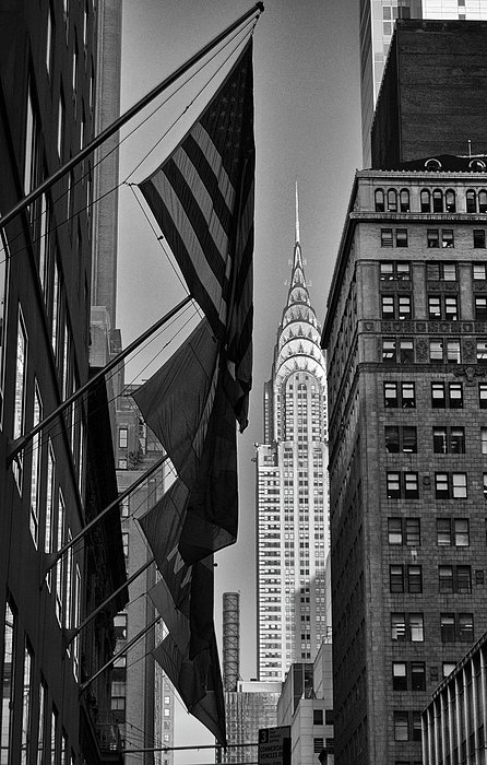 Sunlit #ChryslerBuilding backing a row of shadowed flags in #Manhattan, #NewYorkCity.

#Travel #WallArt #Photography #BlackandWhite #NYC #ArtforSale #ShopSmall

Color ow.ly/mrOp50Bz0Nw
B&W ow.ly/WP6t50Bz0Nt