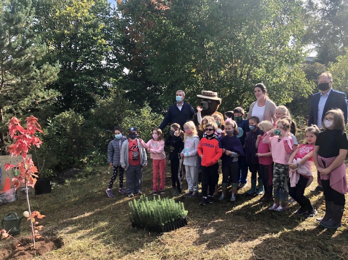 FAL_GovNL's tweet photo. Happy National Tree Day! @ElvisLoveless & @Gerry_Byrne celebrated @CCLoughlin today with students & @FLR_GovNL staff. Students helped plant a red 🍁tree & received NL-grown tree seedlings to plant at home. A great day to celebrate #NLForestry #nlesd #NationalForestWeek #GovNL https://t.co/IRa4M8aScQ