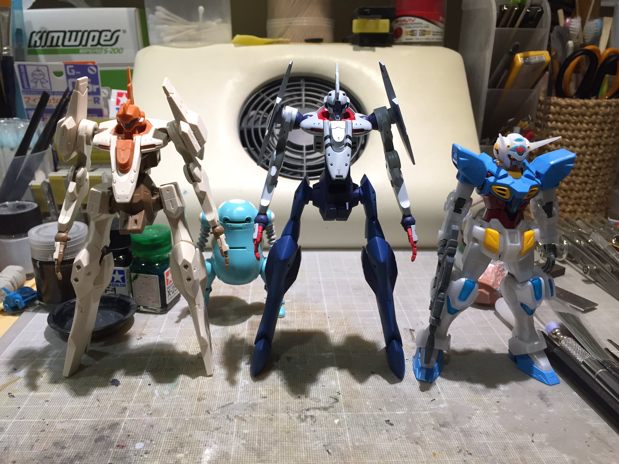 エグチヒロカズ 色々比較画像 エルフ ブルは腰の変形機構と脚部 つま先 の違いからエルフ ブルックと比較して頭半分くらい大きいです そんで同スケール 1 144 のg セルフと並べると一回り以上大きいのでエルフ ブル ブルック が大型msだという劇中台詞
