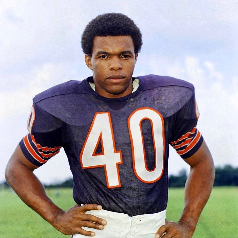 ScottiePippen's tweet image. Gale Sayers was someone who I admired long before I arrived in Chicago. I loved his approach to the game and of course, how he played it. He inspired me to be great in a city that loves sports like no other. RIP to one of the @NFL’s best ever. #KansasComet @ChicagoBears