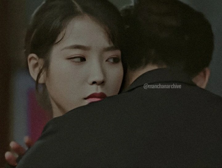 manchanarchive's tweet photo. I like the way her head fits the little slope between his neck and shoulder, as if she was made to fit it. 😌

#manchancouple #JiGoo  #IU https://t.co/A1LvmWDdtr