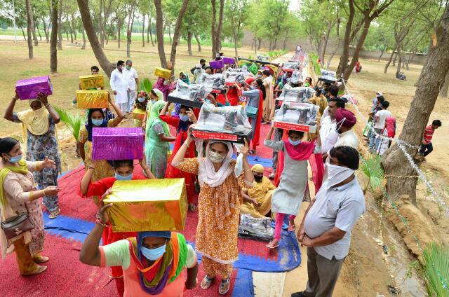 SudeshInsansud5's tweet photo. Many welfare works have been carried out worldwide by the @derasachasauda volunteers to celebrate the pious Guru Gaddi Diwas of Saint Ram Rahim Ji. These include blood donation, ration distribution to needy, giving stitching machines to needy women 
#WelfareOnGuruGaddiDiwas https://t.co/lIWxBRgqHn