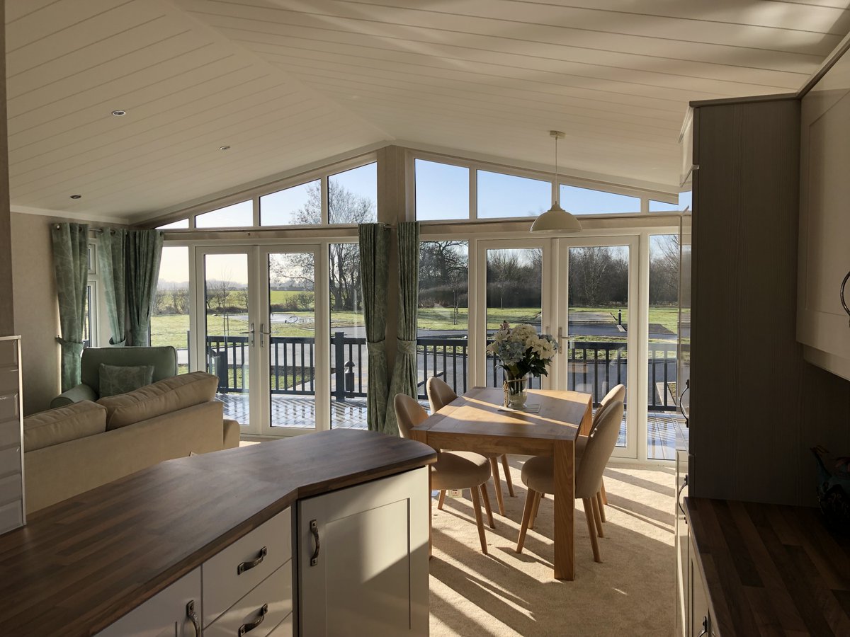 theomargroup's tweet photo. Lodges offer luxury, comfort and an opportunity to get away in a naturally socially distanced environment. #SociallyDistancedByDesign #Safecation
Images courtesy of Brett Vale Golf #Suffolk
https://t.co/OCegkDc9T9 https://t.co/KjjJ40uyZo