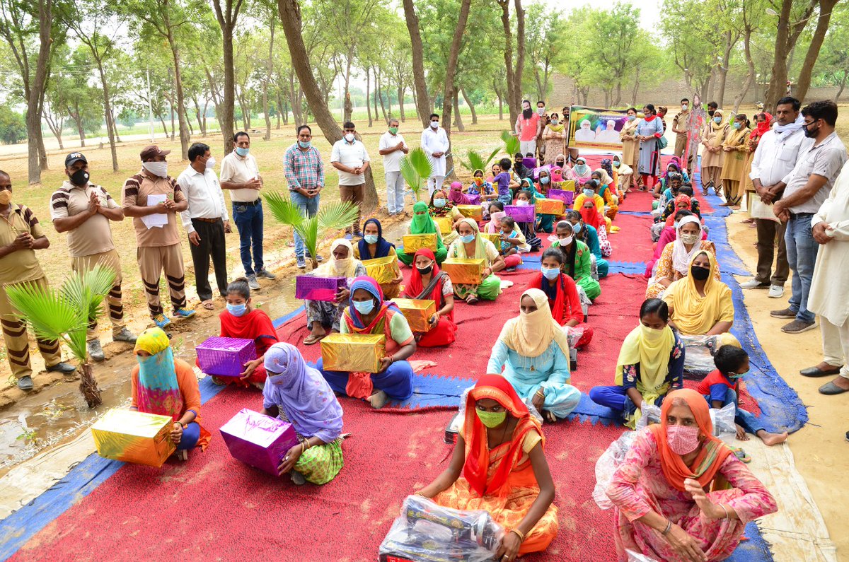 Guri146191's tweet photo. Volunteers of @derasachasauda  celebrated all special days with welfare's works. They are doing  #WelfareOnGuruGaddiDiwas with inspiration of 
Saint Ram Rahim Ji . Such as distribute food to needy and donated blood and this works is very much appreciable in field of humanity. https://t.co/nIjZSSE4o2