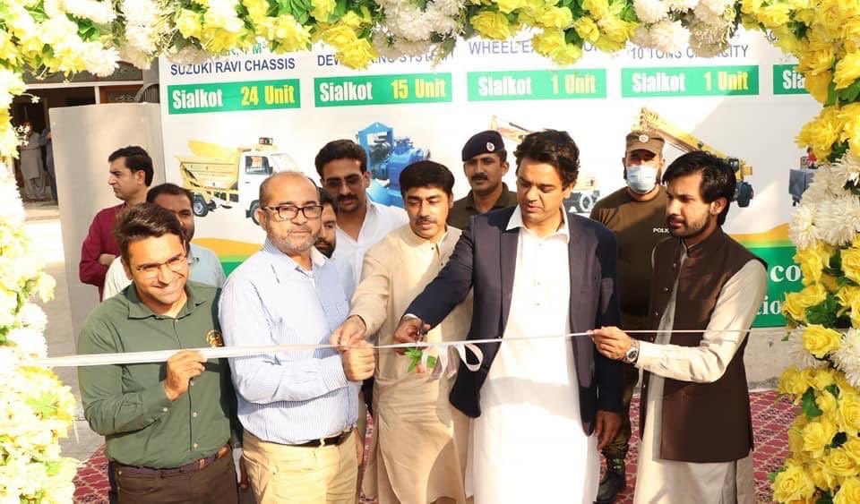 Dcsialkot1's tweet photo. Inauguration of solid waste machinery and dewatering sets provided by PICIIP for citizens of Sialkot. Mr Usman Dar (SAPM), ADCR Meer Nawaz, MD SWMC Karim Bakash and COMC Faisal shehzad were present on the occasion. @GOPunjabPK @DrMeerNawaz https://t.co/uNr0en0V0Y