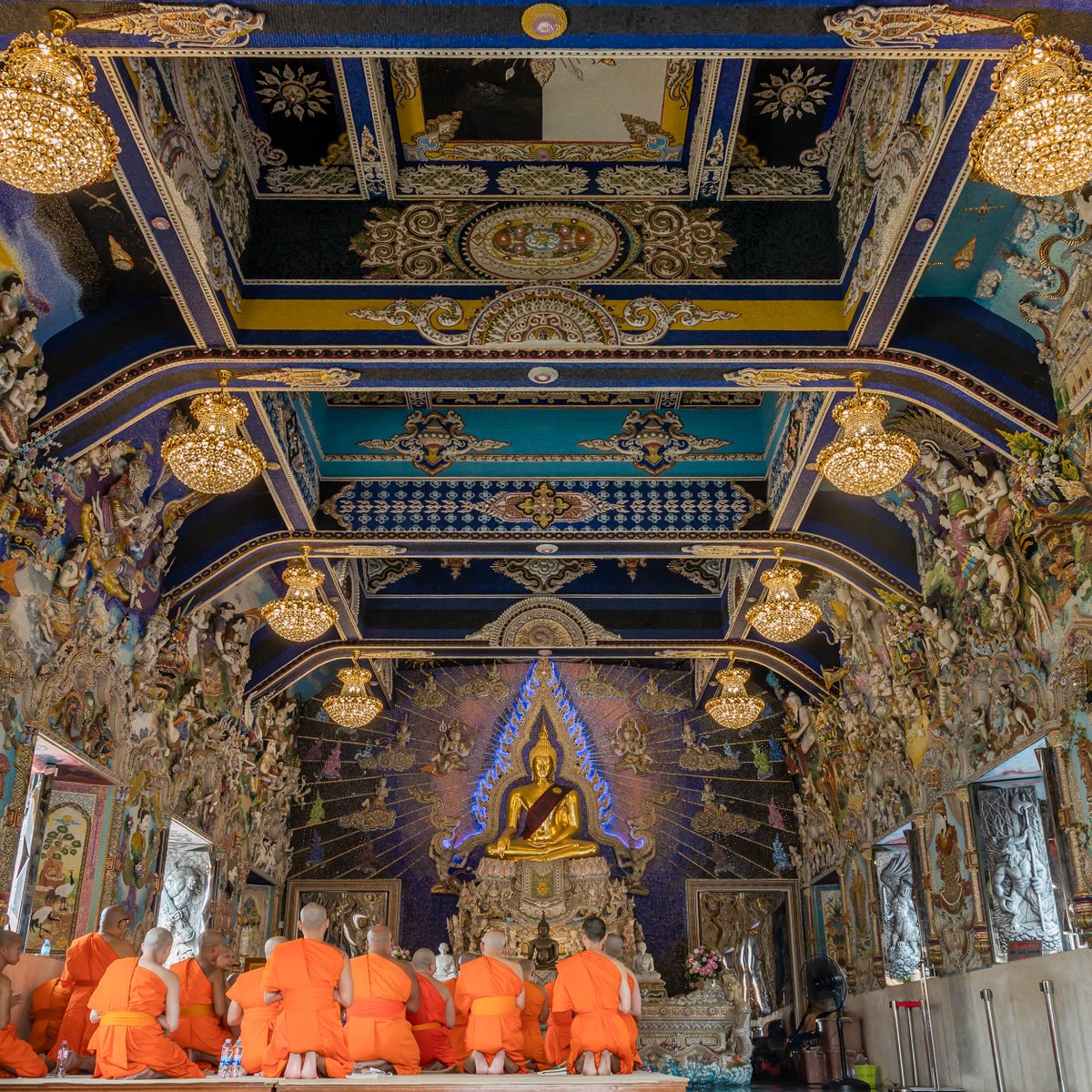 #Buddhistmonks praying and paying respect to the #Buddhastatue at #WatPariwat.

📷  instagram.com/p/CFexlRZh97X/

#discoveringbangkok #watpariwas #davidbeckhamtemple #templesofbangkok #bangkoktouristattraction #chaophrayariver #yannawadistrict #unusualbuildings #culturalicons