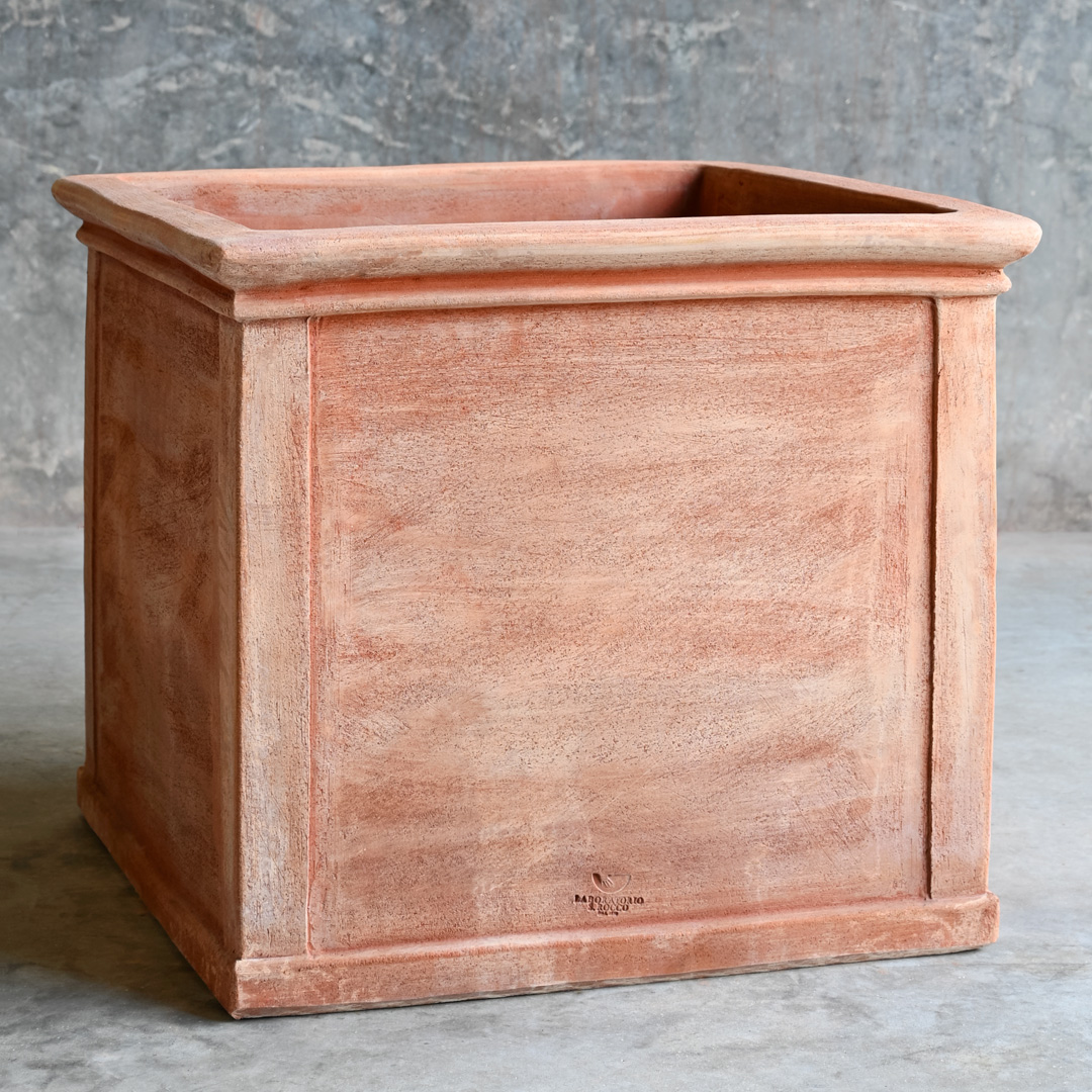 Cubio Liscio. A classic square planter, offering endless opportunities for creativity.

Available in many sizes up to 36" and 335 lbs - bit.ly/3cyusvM

#gardendesign #terracottapots #europeanstyle