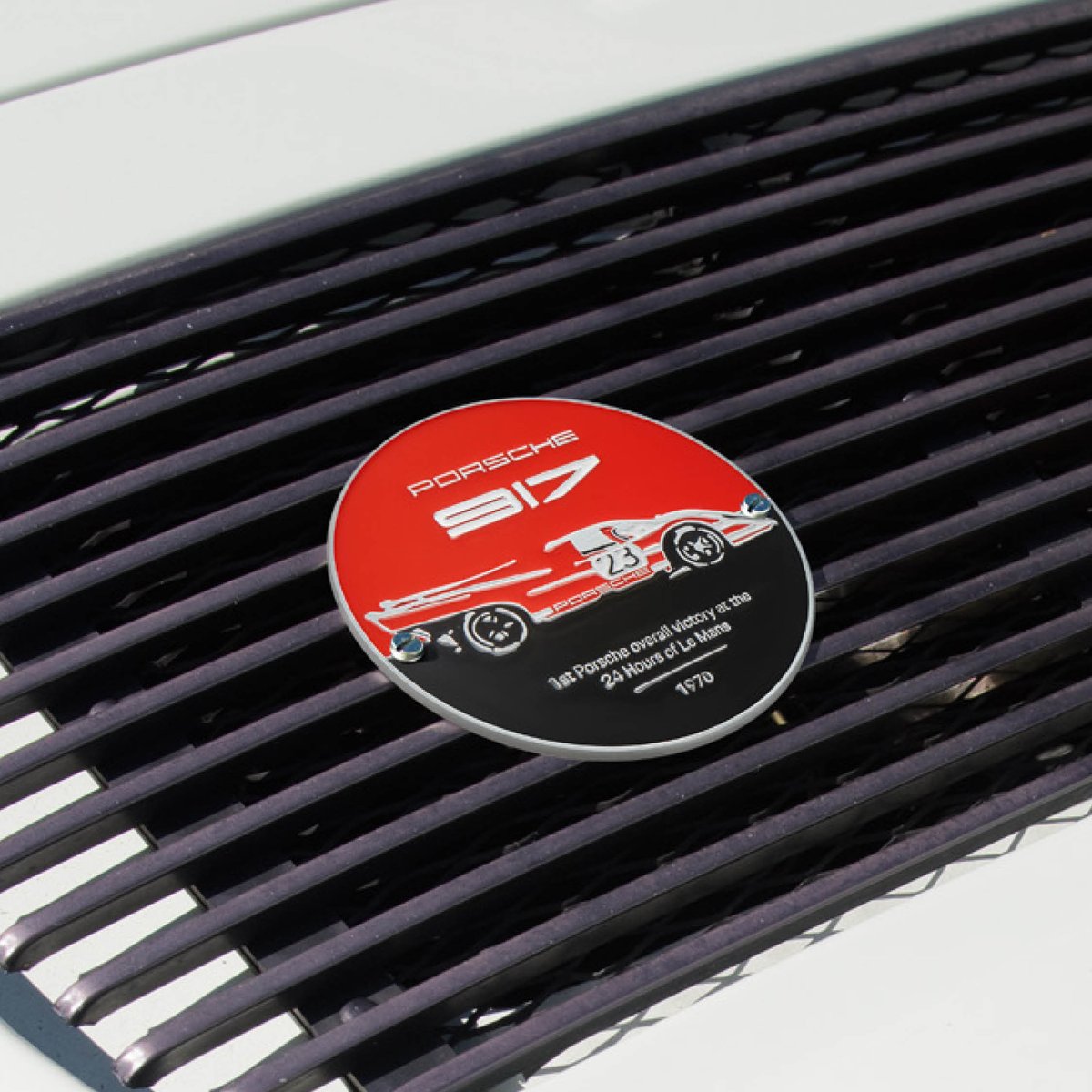 Los productos de Porsche Driver’s Selection transmiten la palpable pasión por los autos deportivos. Conozca nuestra colección más reciente: #917Salzburg. #PorscheDriversSelection #PorscheCenterColombia selection.porsche.co