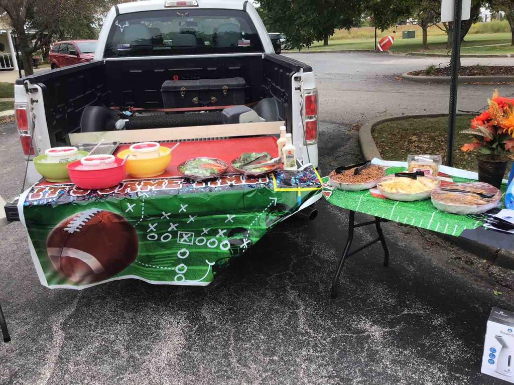 RiverPointeHC's tweet photo. Monthly ER3 with a tailgate party celebrating employee recruitment, recognition, &amp; retention! #ER3 #GPTW #GreatPlaceToWork @Trilogy_Careers @Warner02 https://t.co/lkG5KqP202
