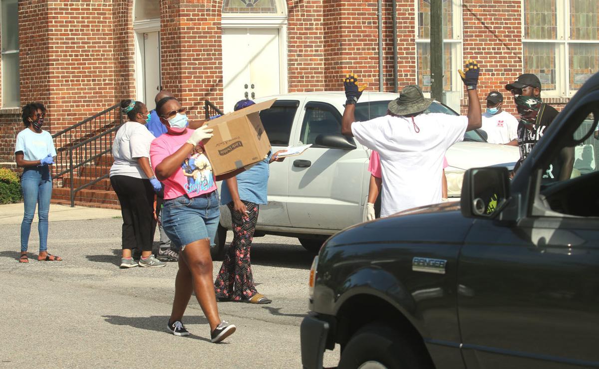 wholespire's tweet photo. The Pee Dee Mobile Farmer's Market handed out about 300 boxes of produce during their COVID-19 emergency food distribution, partnering with @HarvestHopeFB  and the Pick 42 Foundation. #OneSCFund #esmmsc #RapidResponseGrant https://t.co/NjtmVGMtWU https://t.co/8O4swbBB5X