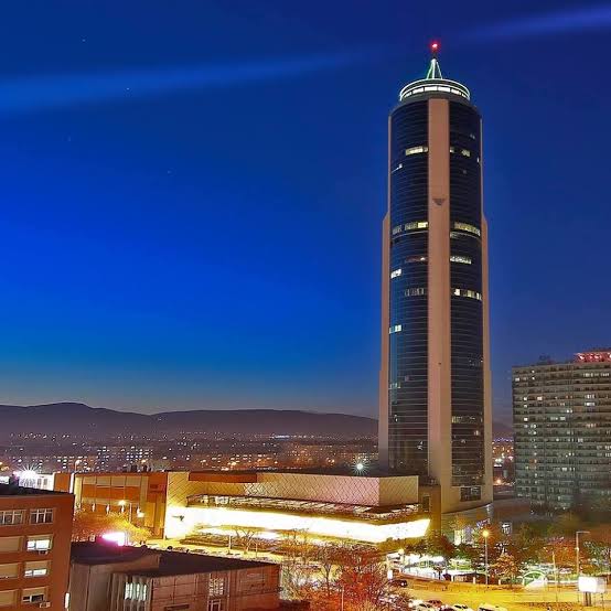 Konya'da öğrenciyken bir keresinde kule durağında tramvaydan inmiştik, kulenin en tepesine bakınca bana bi an sallanıyor gibi gelmişti, kule sallanıyor galiba dediğmde ferdanın can havliyle hepimizi çekiştire çekiştire ordan götürmeye çalışması geldi aklıma, gülüyom kendi kendime