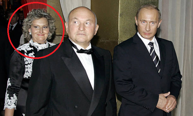 TrumpWarRoom's tweet image. This is Russian billionaire Elena Baturina with Vladimir Putin in 2006.

She sent Hunter Biden $3.5 million in 2014, when Joe Biden was vice president.

Why?