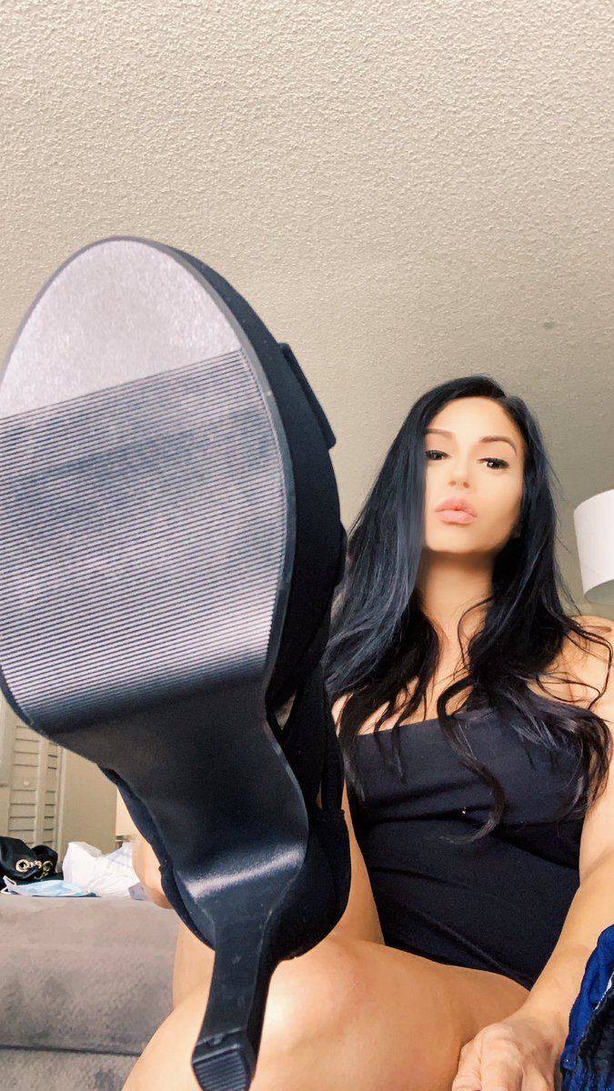 Goddessno2's tweet photo. I didn’t say talk to me I said GIVE ME YOUR WALLET https://t.co/U4DnTZ3lHf