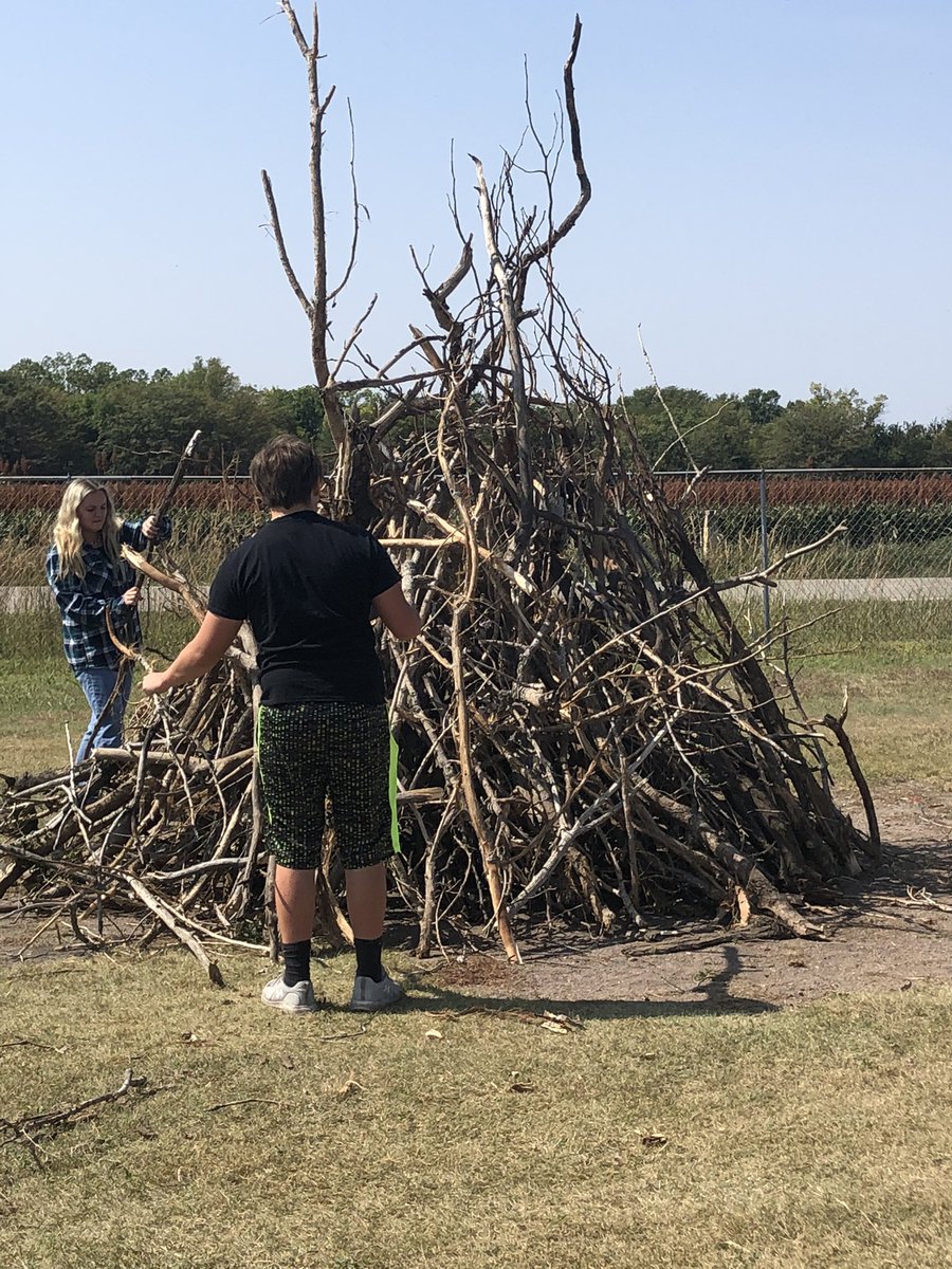FfaVictoria's tweet image. FFA members working on the homecoming bonfire #ffa #bonfire