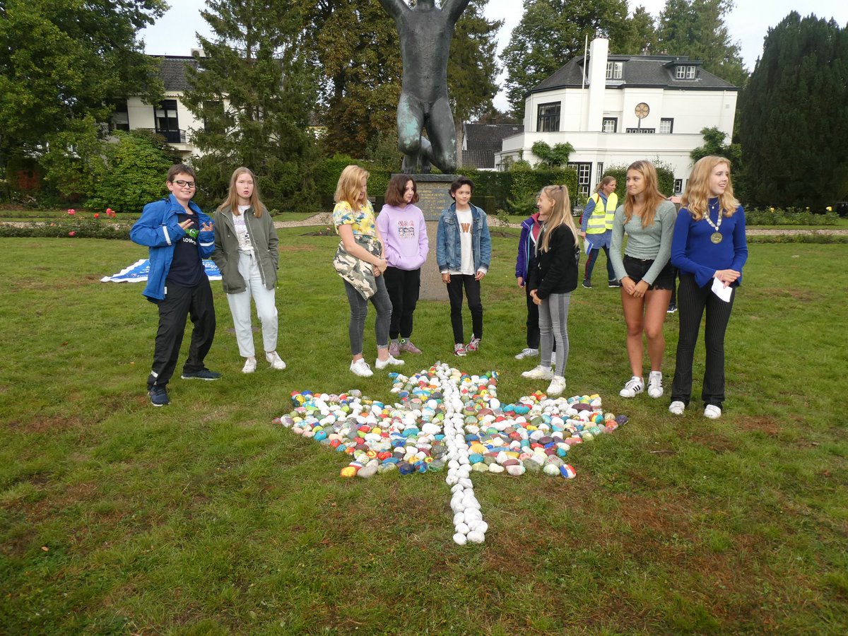 FredLucassen's tweet photo. Onthulling kunstwerk 'Een steentje bijdragen' door kindergemeenteraad @GemeenteHsum https://t.co/h5syApDJdJ