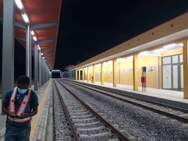 It is official, the Warri-Itakpe Railway to connect the three states of Delta,Edo and Kogi will be launched by Buhari on Tuesday to ease the price of transportating passengers and goods. Also, $1.9bn has been approved for the rail connecting Kano, Jigawa and Katsina to Niger.