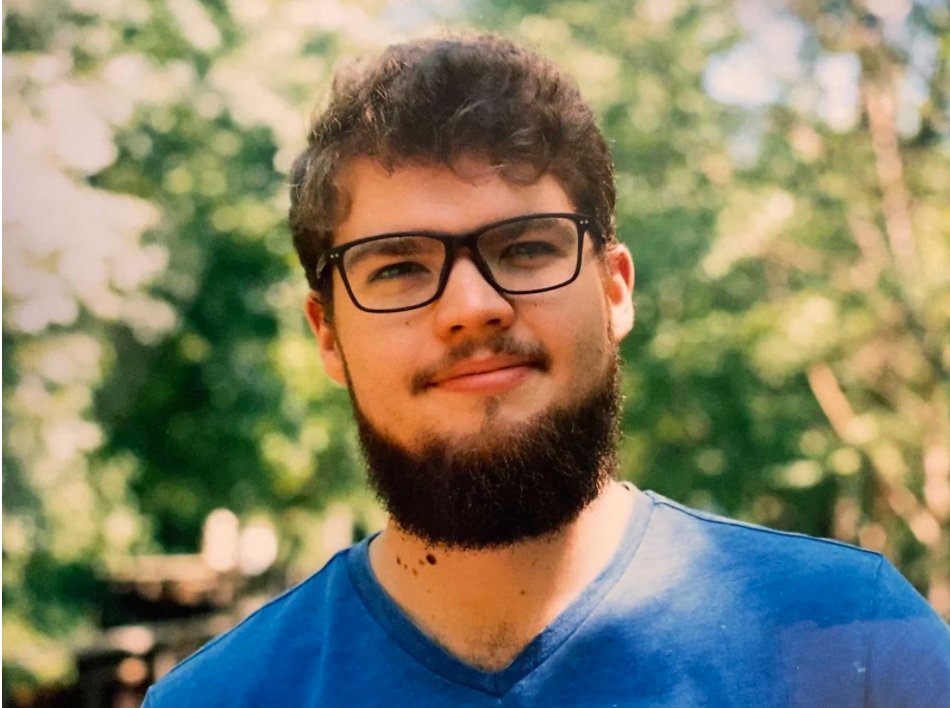 Happy birthday, Evan! 🎂 Evan is a rad guy.  He:
• Keeps the servers and iOS apps running around here 🖥️
• Loves Tolkien 🧙‍♂️
• Maintains github.com/52inc/Pulley 💯
• Engaged to Sarah 💍
• Lots of rad other things! 🙂