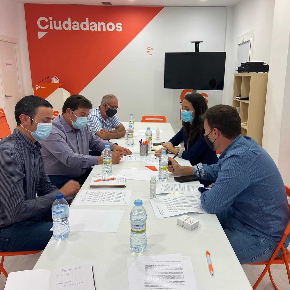 ilderuizpadilla's tweet photo. Reunión con  #AVAPA la Asociación de Vendedores Ambulantes de Jaén, uno de tantos sectores afectados por la crisis de la #Covid19 

📝 En la provincia de Jaén son 4000 familias las que dependen de la #ventaambulante
@CsJaen_Prov 
@Cs_Andalucia https://t.co/Ah2DBd6U9P