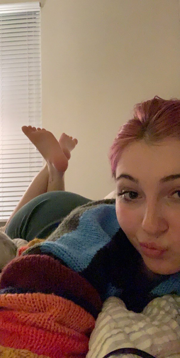 Coucou les gars 💋

1RT =2 NUDES en dm 🔥